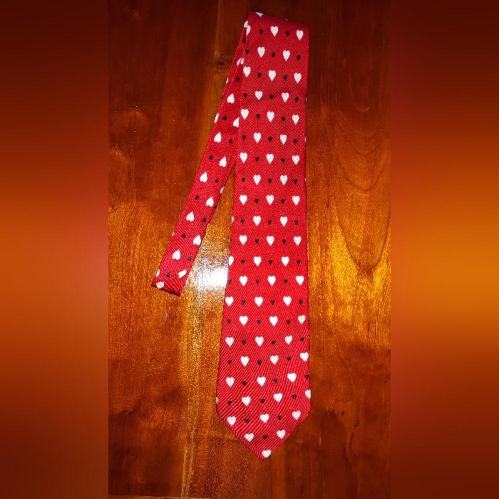 LILLIAN VERNON SILK RED WITH WHITE & BLACK HEARTS VALENTINE'S DAY TIE
